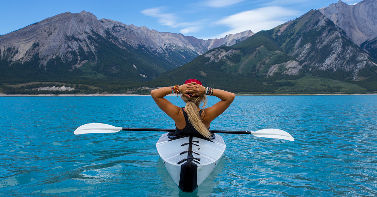 Une femme dans un kayak au Canada