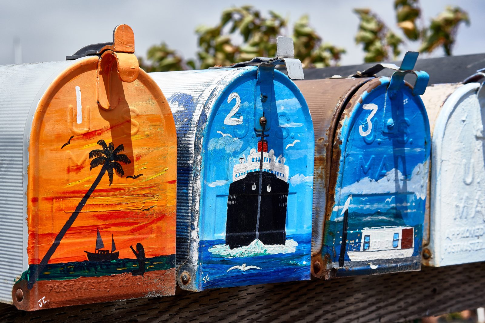 Quatre boîtes aux lettres de couleur