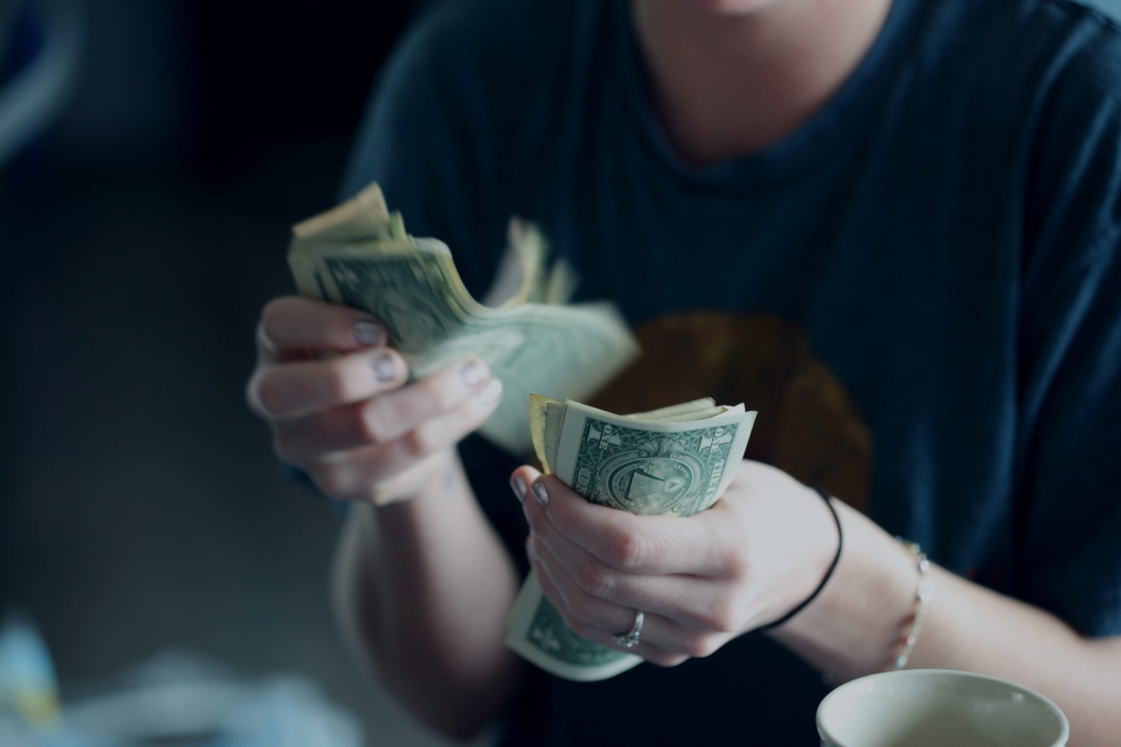 Une femme compte des billets