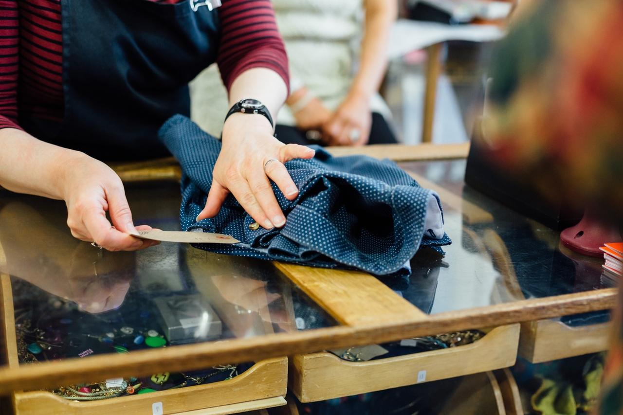 Une femme ajoute une étiquette à une chemise